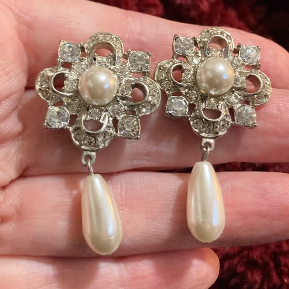 Gorgeous vintage 3-strand faux Pearl choker with matching pierced earrings - Picture 9 of 9